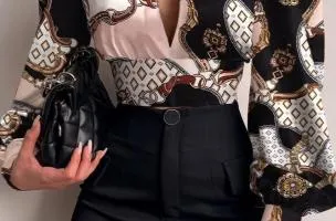 Camicia elegante con collo alto e maniche a campana  Diezma, nero - rosa